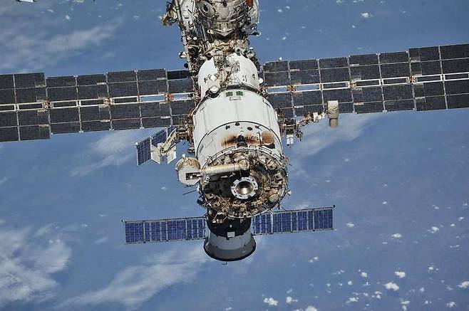 2018년 10월 도킹 해제 후 러시아 소유즈 우주선에서 56번째 원정대 승무원이 촬영한 국제 우주 정거장(ISS) 모습/NASA