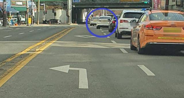 풍덕천사거리 좌회전 차로에 있던 택시가 직진차로인 2차로로 차선을 변경하고 있다. 임명수 기자