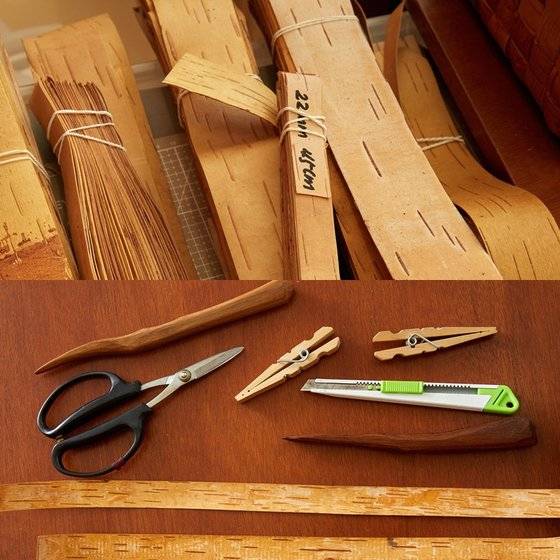 휘어지지 않게 일자로 묶어 보관한 자작나무 껍질 테이프(위 사진)와 나무주걱·가위·나무집게·커터칼 등이 준비물이다.