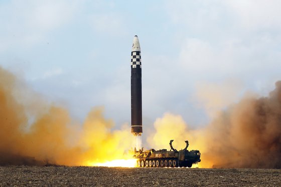 북한이 지난달 18일 신형 대륙간탄도미사일(ICBM)인 '화성-17형'을 시험발사 하는 모습.뉴스1