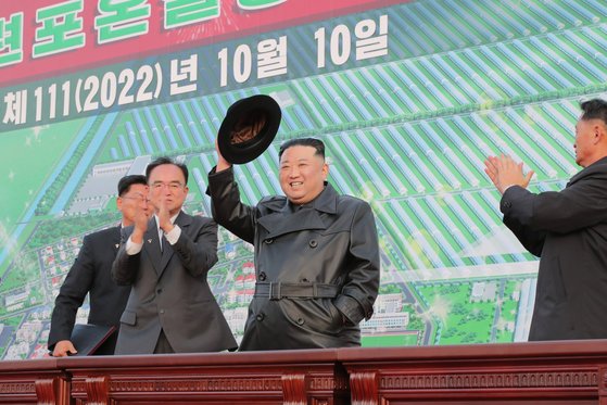 북한이 지난 10월 '당 창건 기념일'(10월10일) 77주년을 맞아 연포온실농장 준공식을 열었다. 준공식에는 김정은 국무위원장이 준공식에 참석해 테이프를 끊었다. 뉴스1