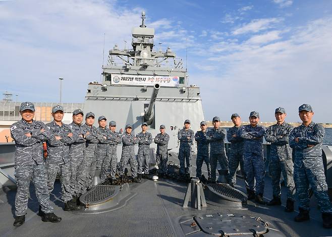 올해 해군 포술 최우수 전투함으로 선발된 1함대사령부 강원함 전투체계부 장병들이 기념사진을 촬영하고 있다. 전투체계부는 해군 함정 무기체계의 운용과 정비를 담당하는 부서다. 해군 제공
