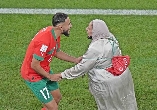모로코 축구대표팀 수프얀 부팔이 지난 10일(현지시간) 카타르 도하에서 열린 2022 카타르월드컵 8강전 포르투갈전 승리가 확정된 뒤 어머니와 함께 기쁨을 만끽하고 있다. AP연합뉴스