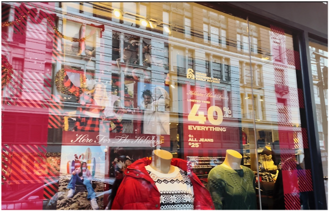 미국 유통기업들은 연말 연휴를 맞아 블랙프라이데이 이후에도 대폭 할인 중입니다. 뉴욕 맨해튼 헤럴드스퀘어 인근 홀리스터 매장 /사진=김인오 기자