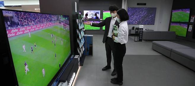지난달  13일 오전 서울 용산구 전자랜드 TV매장에서 소비자가 TV를 살펴보고 있다(위 사진은 기사와 직접적 관계없음)/사진=뉴시스