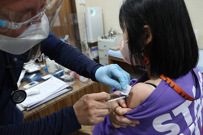 지난 14일 서울 시내 한 병원에서 의료진이 BA.4/5 기반 백신을 접종하고 있다. [연합]