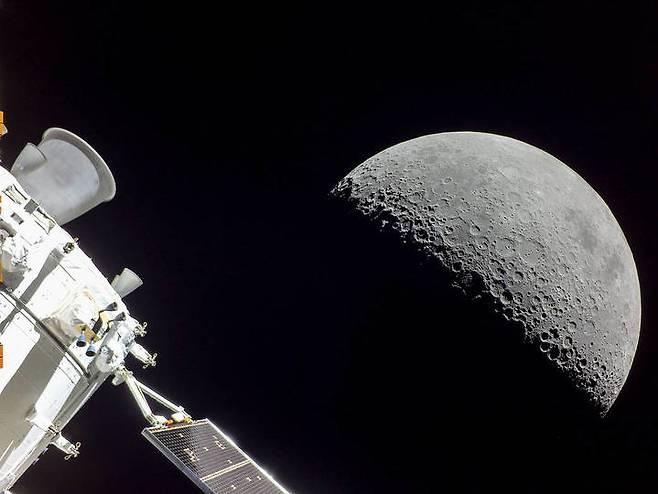 지난 5일 오리온 달 탐사선이 촬영한 본체 모듈과 달의 모습. (사진=나사) *재판매 및 DB 금지