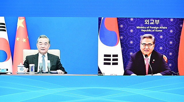 ▲ 박진(오른쪽) 외교부 장관과 왕이 중국 국무위원 겸 외교부장이 12일 화상 회담을 가졌다. ⓒ외교부