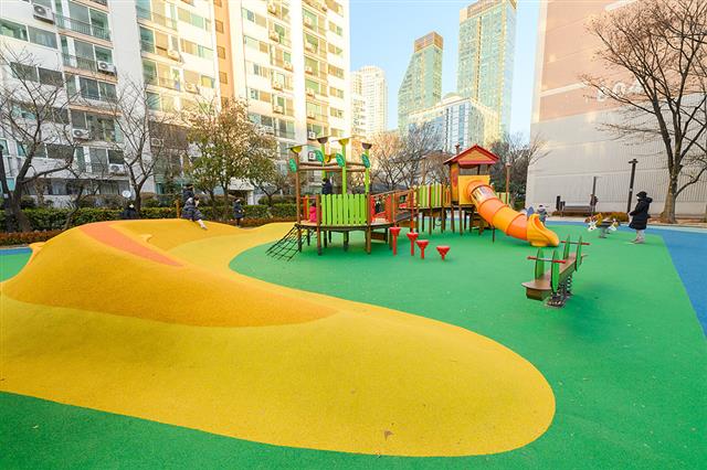 서울 양천구 신정6동 꿈동산어린이공원의 리모델링을 통해 넓은 언덕 놀이마당이 마련된 모습.양천구 제공