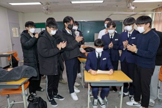 수능 만점 축하해주는 친구들 - 2023학년도 대학수학능력시험에서 만점을 받은 포항제철고 3학년 최수혁군이 9일 교실에서 친구들로부터 축하 박수를 받고 있다. 2022.12.9 연합뉴스