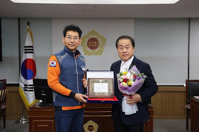 전국공무원노동조합 서울소방지부로부터 감사패를 받은 김용호 의원(오른쪽)