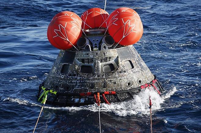 NASA의 아르테미스 1호 오리온 우주선이 11일 태평양상에 성공적으로 착수했다. 사진 AP 연합뉴스