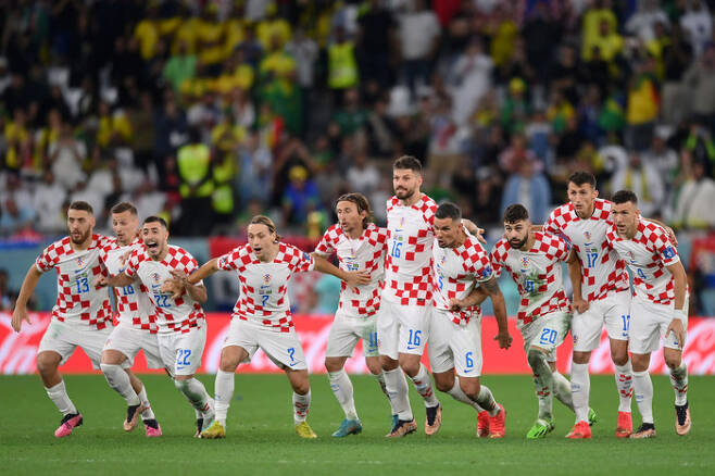 크로아티아 축구대표팀 선수들이 2022 카타르 월드컵 크로아티아와 브라질의 8강전에서 이긴 뒤 기뻐하고 있다. 게티이미지코리아