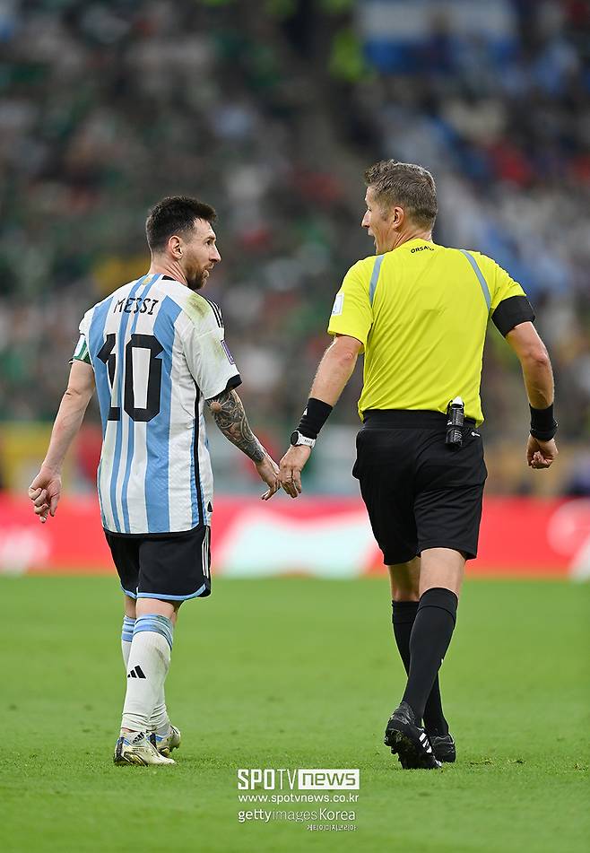 ▲ 메시와 오르사토 심판(왼쪽부터)