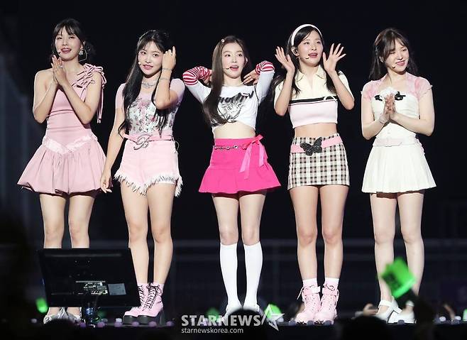 걸그룹 레드벨벳이 20일 오후 경기 수원월드컵경기장에서 열린 'SMTOWN LIVE 2022 : SMCU EXPRESS @HUMAN CITY_SUWON'에서 인사하고 있다. 강타, 보아, 동방신기, 슈퍼주니어, 소녀시대, 태연, 효연, 샤이니 키, 민호, 엑소 수호, 시우민, 첸, 디오, 카이, 레드벨벳, NCT, 에스파, 갓 더 비트 등 SM 아티스트들이 총 출동한다. 2022.08.20 /사진=김창현 기자 chmt@