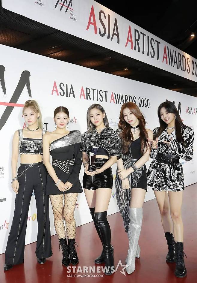 걸그룹 ITZY가 28일 마이뮤직테이스트에서 중계된 2020 Asia Artist Awards(2020 아시아 아티스트 어워즈, 2020 AAA)에서 'AAA 베스트 초이스' 상을 수상한 뒤 포즈를 취하고 있다.  스타뉴스가 주최하고 AAA 조직위원회가 주관하는 AAA는 어디에서도 보지 못했던 새로운 무대를 선보이며 전 세계 팬들의 눈과 귀를 사로잡아 명실상부 NO.1 글로벌 시상식으로 거듭났다. /사진=김창현 기자 chmt@