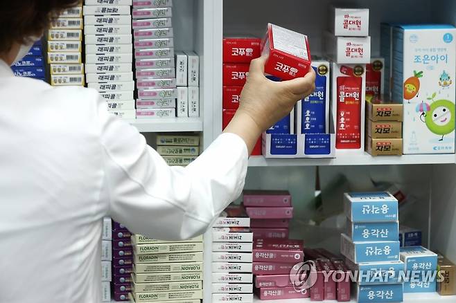 중국 감기약 품귀에 식약처 "원료 확보로 생산 차질 없게 주의"  [연합뉴스 자료사진]