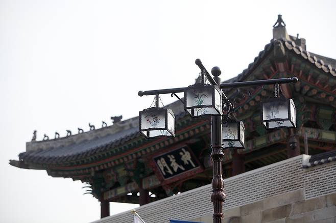 경복궁 신무문 앞에 설치된 사각유리등 [문화재청 제공. 재판매 및 DB금지]