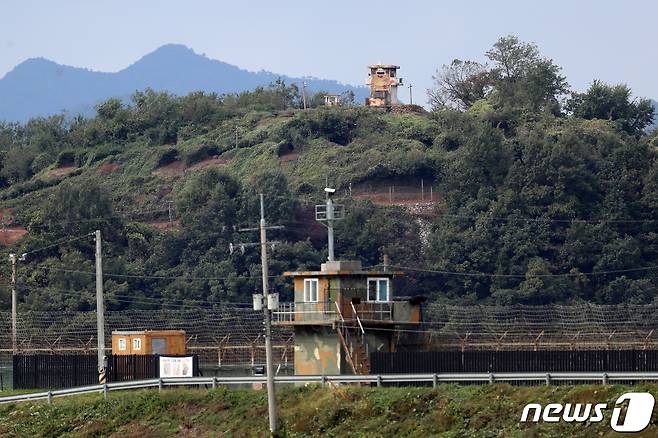경기 파주시 접경지역에 우리군과 북한군 초소가 보이고 있다. 2022.10.10/뉴스1 ⓒ News1 황기선 기자