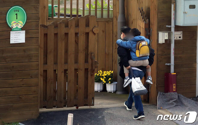 서울의 한 어린이집으로 부모들이 자녀를 등원 시키고 있다. /뉴스1 ⓒ News1 김진환 기자