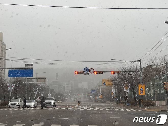 14일 오후 경기 구리시 한 도로에 눈이 내리고 있다. 2022.12.13./뉴스1 ⓒ News1 양희문 기자