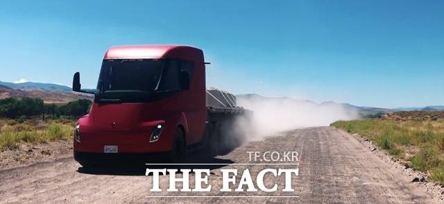 미국 전기차업체 테슬라가 1일 트럭 '세미'를 출하했지만 주가 반등에는 실패했다.테슬라 주가는 12일 6.27% 급락했다. /테슬라 트위터 캡쳐