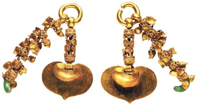 충남 공주 무령왕릉에서 출토된 왕의 금 귀걸이. 귀걸이에 수리한 흔적이 남아 있어 생전 즐겨 사용하던 애용품임을 보여준다. 국립중앙박물관 제공