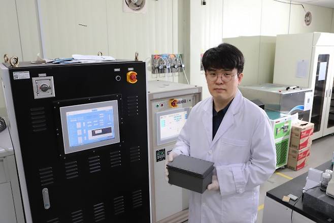 김광석 생기연 수석연구원이 탄소섬유로 제작한 해상부력체 모형을 들고 있다. 생기연 제공