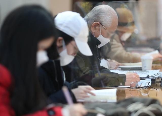 5일 서울의 한 쇼핑몰에서 시민들이 마스크를 착용하고 있다. 뉴시스
