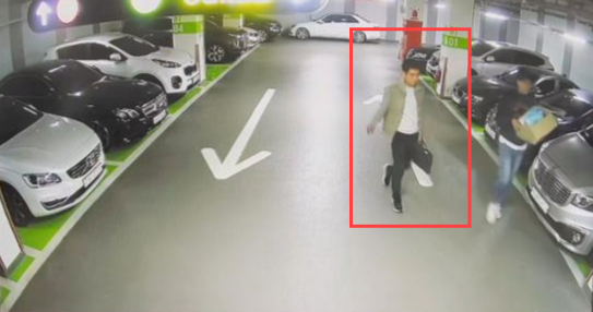 지난달 11일 도주한 김봉현(빨간색 네모 안) 전 스타모빌리티 회장이 당일 새벽 자택 지하주차장 폐쇄회로(CC)TV에 포착됐다. 서울남부지검 제공