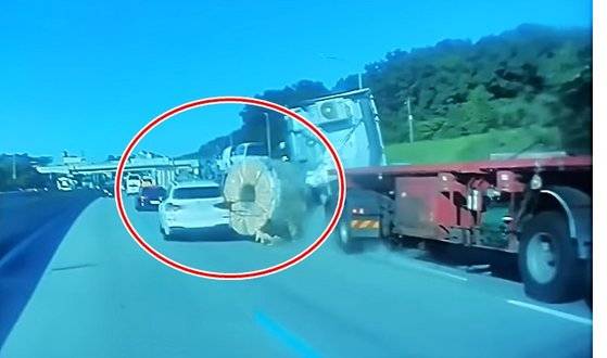 대형 화물차에서 24톤의 철판 코일이 고속도로에서 떨어져 옆차와 충돌하는 영상이 공개됐다. 유튜브 채널 '한문철 TV' 캡처