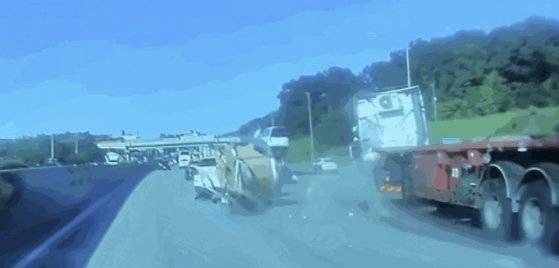 대형 화물차에서 24톤의 철판 코일이 고속도로에서 떨어져 옆차와 충돌하는 영상이 공개됐다. 유튜브 채널 '한문철 TV' 캡처