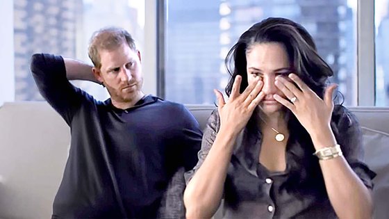 넷플릭스 '해리와 메건' 다큐멘터리에서 해리 왕자의 부인 메건 마클이 눈물을 닦는 모습. 사진 유튜브 캡처