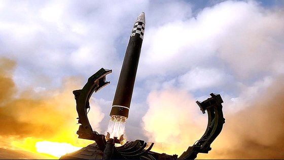 김정은 북한 노동당 총비서가 지난달 18일 신형 대륙간탄도미사일(ICBM) '화성포-17형'의 시험발사를 지휘했다고 이튿날 당 기관지 노동신문이 보도했다. 노동신문=뉴스1