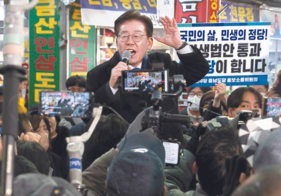이재명 더불어민주당 대표가 13일 오후 충남 천안시 동남구 천안중앙시장을 찾아 발언을 하고 있다. 뉴스1