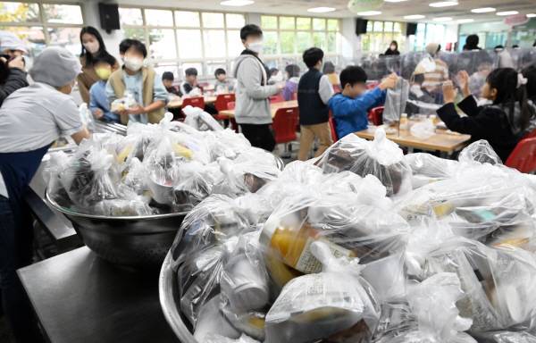 부산의 한 초등학교에서 학생들이 급식 대신 빵과 음료를 받고 있다. 위 사진은 기사와 관련이 없다. 국제신문 DB