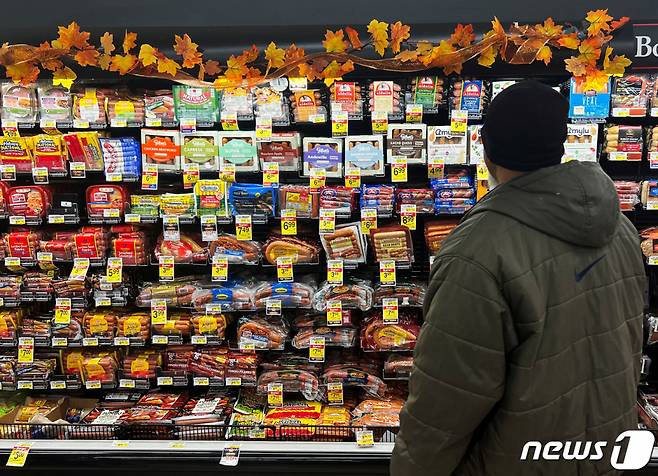 지난달 22일(현지시간) 미국 일리노이주 시카고에서 한 쇼핑객이 추수감사절 연휴를 앞두고 슈퍼마켓에서 진열된 식품들을 살펴보고 있다./사진= 뉴스1