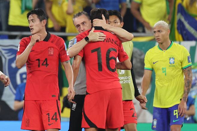 한국 축구대표팀 새 감독이 내년 2월 선임될 예정이다. 사진은 파울루 벤투 감독이 카타르월드컵 16강 브라질과의 경기를 마친 선수들을 격려하고 있다. /사진= 뉴스1