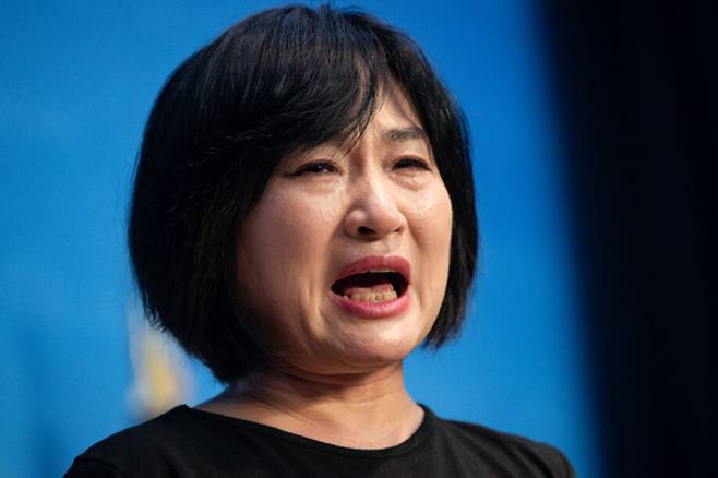 서울 이태원 참사 희생자 고(故) 이지한씨의 어머니 조미은씨가 13일 서울 여의도 국회 소통관에서 열린 10.29 이태원 참사 유가족협의회와 시민대책회의가 공동주최한 국정조사 촉구 기자회견에서 눈물을 흘리며 발언하고 있다. 뉴스1