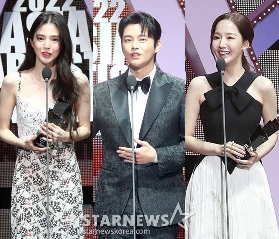 배우 한소희, 서인국, 박민영이 13일 오후 일본 나고야 니혼가이시홀에서 열린 스타뉴스-미디어보이 주최 '2022 Asia Artist Awards IN JAPAN'(2022 아시아 아티스트 어워즈, 이하 2022 AAA)에서 AAA 베스트아티스트상을 수상하고 소감을 말하고 있다.  스타뉴스와 미디어보이가 주최하고 Asia Artist Awards 조직위원회와 더스타파트너, 컬쳐 엔터테인먼트가 공동 주관하는 글로벌 NO.1 시상식 '2022 AAA'에는 올 한 해 동안 국내외에서 많은 사랑을 받은 가수, 배우들이 참석해 눈을 뗄 수 없는 화려한 글로벌 축제의 장을 펼친다. 2022.12.13 /사진=임성균 기자 tjdrbs23@