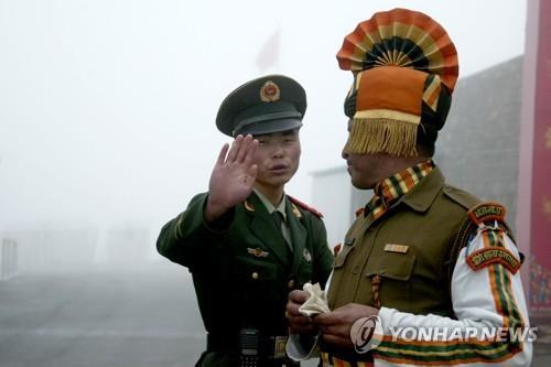 인도-중국 국경 지대의 중국군(왼쪽)과 인도군. [AFP 연합뉴스 자료사진. 재판매 및 DB 금지]