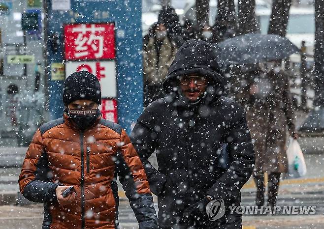 눈 오는 서울 (서울=연합뉴스) 황광모 기자 = 13일 오후 서울 중구 명동 거리에 겨울의 본격 시작을 알리는 눈이 내리고 있다. 기상청은 이날 오후 서울을 비롯한 수도권을 중심으로 눈이 내릴 것으로 예보해, 퇴근길 차량 운행에 불편이 있을 것으로 예상된다. 2022.12.13 hkmpooh@yna.co.kr