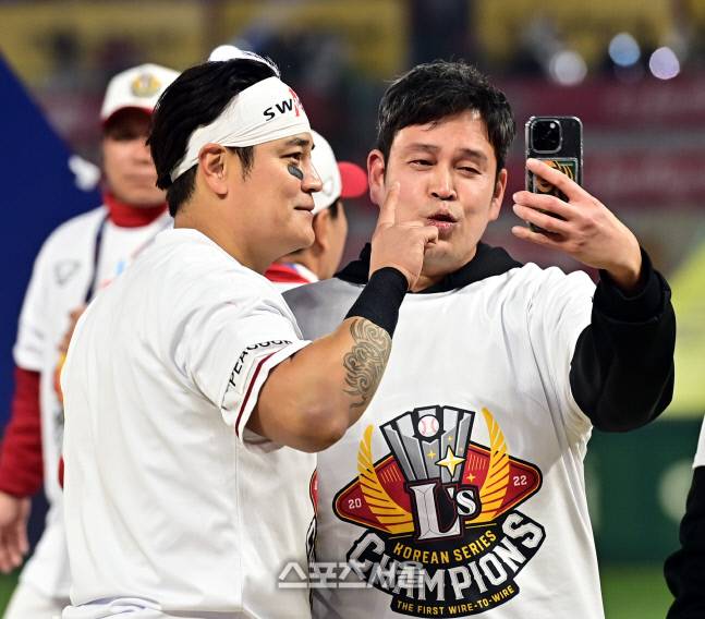 SSG 정용진 구단주가 8일 인천SSG랜더스필드에서 열린 한국시리즈 시상식 후 추신수와 셀카을 찍고 있다. 최승섭기자 thunder@sportsseoul.com