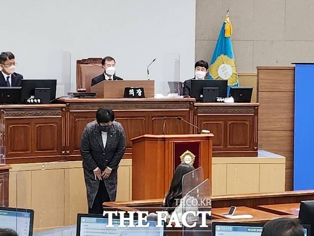 김미나 창원시의원이 13일 창원시의회에서 열린 제120회 정례회 제2차 본회의에서 입장문을 읽고 고개 숙여 사과하고 있다./창원=강보금 기자