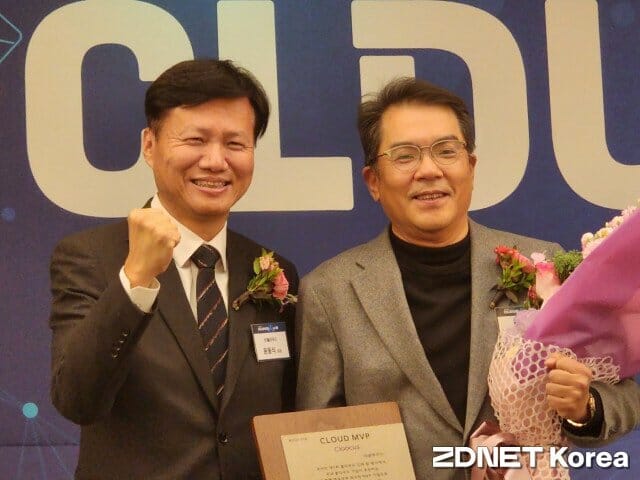 14일 열린 제 1회 클라우드인의 밤 행사에서 홍성완 클루커스 대표(오른쪽)가 '클라우드 MVP'에 뽑혀 상을 받고 있다. 왼쪽은 윤동식 한국클라우드산업협회장(KT클라우드 대표).
