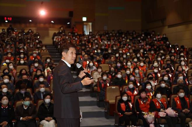 이강덕 포항시장이 14일 실시한 ‘2022년 이·통장 녹색 직무능력 개발 교육’에서 ‘기후 위기 시대에 대응하는 안전 도시 종합계획’을 주제로 특강을 진행하고 있다.