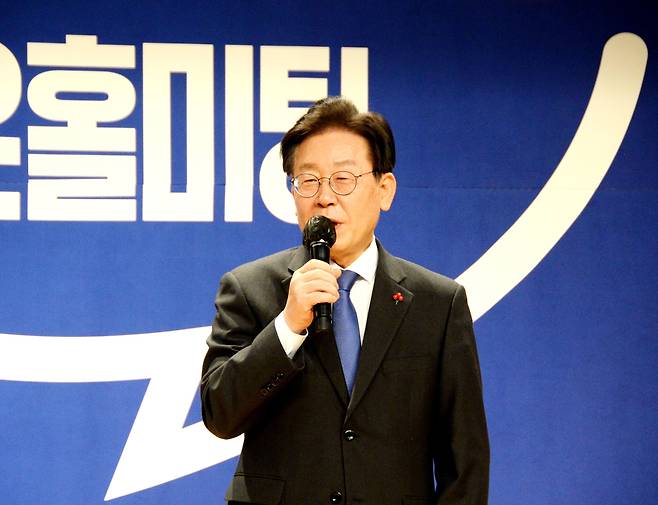 이재명 더불어민주당 대표가 14일 오후 충북대학교 개신문화관에서 타운홀 미팅을 하고 있다./뉴시스