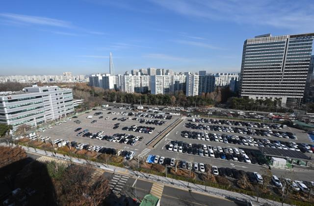 지난 8일 서울 강남구 수서역 인근 북공영주차장. 주차장 태양광 발전시설이 추진됐으나 인체 유해성에 대한 근거 없는 우려와 향후 도시개발을 위한 반대 등으로 좌초됐다. 서재훈 기자