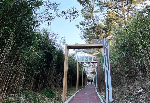 망양정의 산책로. 작품으로 매달아 놓은 풍경 소리가 또한 예술이다.