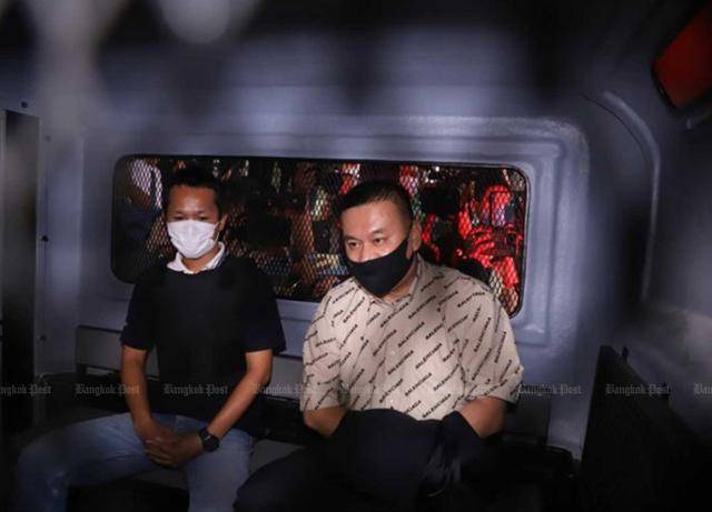 태국 내 차이나 갱 두목으로 지목된 투하오(오른쪽)가 지난달 23일 태국 형사법원으로 이송되고 있다. 방콕포스트 캡처